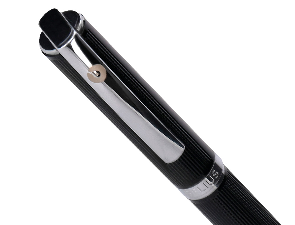 ROLLER ET ETUI SIMILI CUIR BELIUS TURBO ALUM. TEXTURE POINTILLEE ATTRIBUTS ARGENT ENCRE BLEUE COL. NOIR COFFRET CADEAU