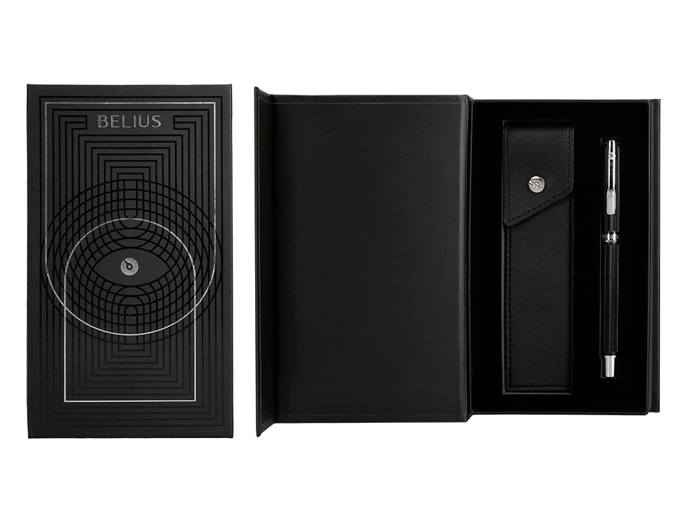 ROLLER ET ETUI SIMILI CUIR BELIUS TURBO ALUM. TEXTURE POINTILLEE ATTRIBUTS ARGENT ENCRE BLEUE COL. NOIR COFFRET CADEAU